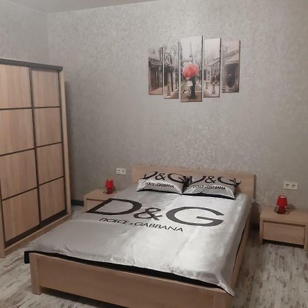 1 Stop From Railway Station Apartman Kijev Kültér fotó